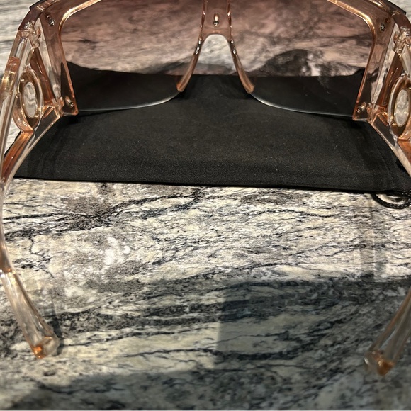Stylish Oversized Sunglasses with black pouch main image 4